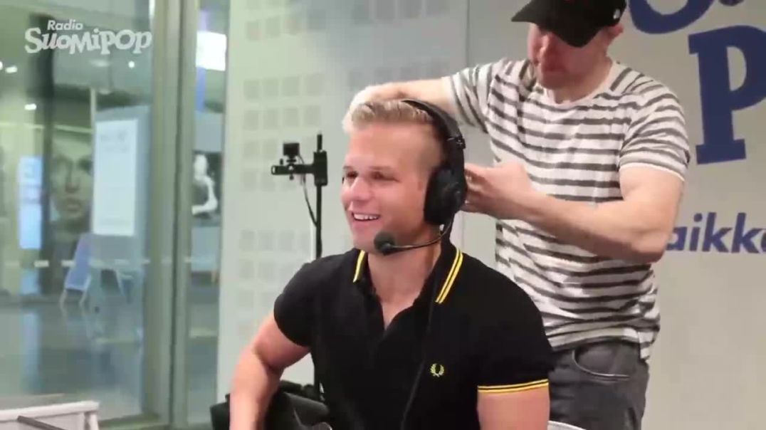 ⁣Hovimuusikko Ilkka - Syvälle Sumariin sattuu